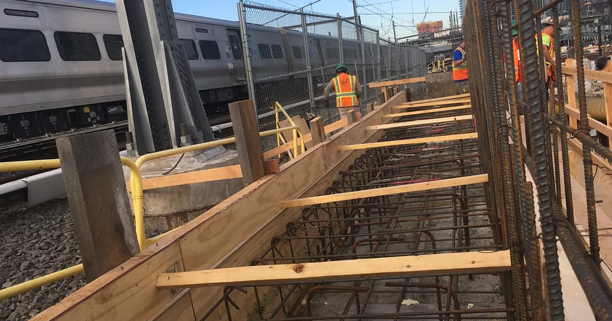 Visual guide for Concrete quantity calculation: volume, dry materials and site checks