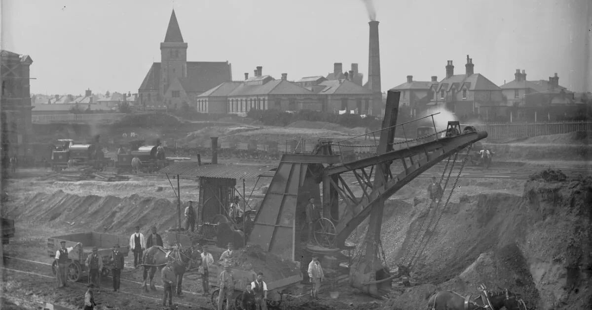 Visual guide for What goes into a good railway site progress report (with a template)